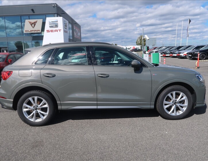 Audi Q3 10