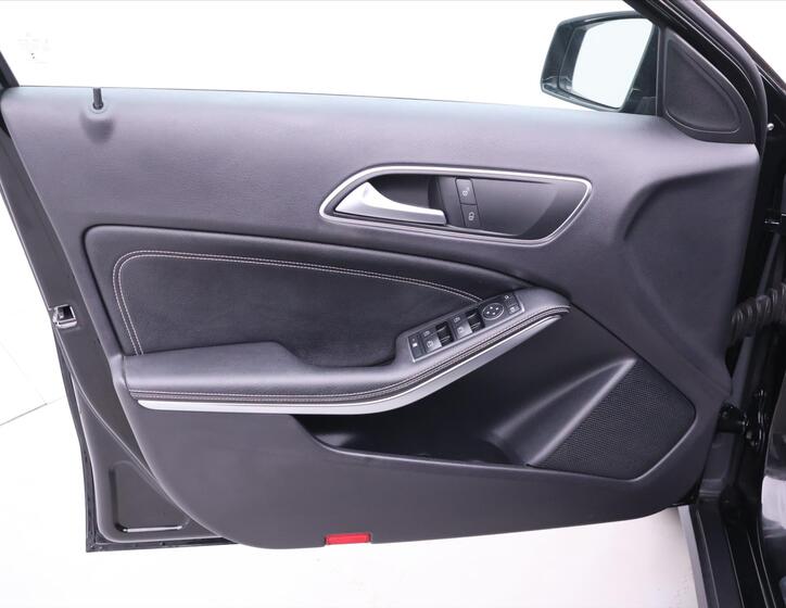 Mercedes-Benz GLA 11