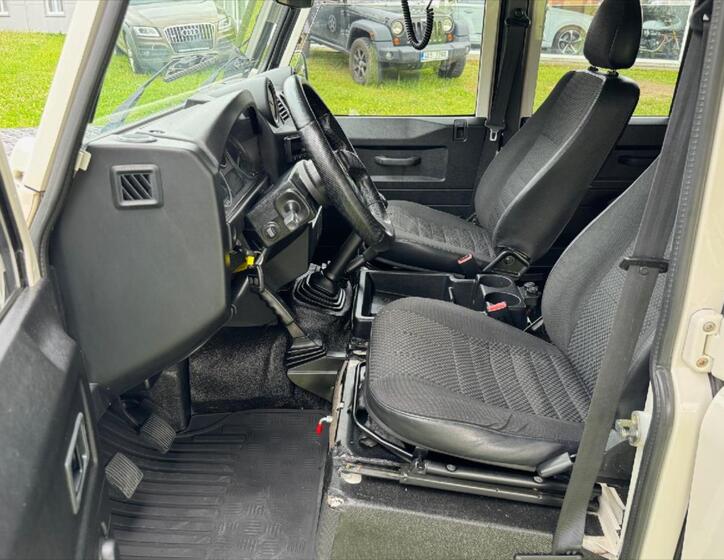 Land Rover Defender 19