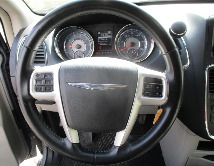 Chrysler Town & Country 17
