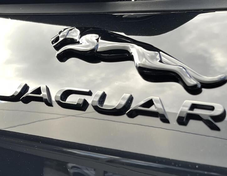 Jaguar F-Pace 42