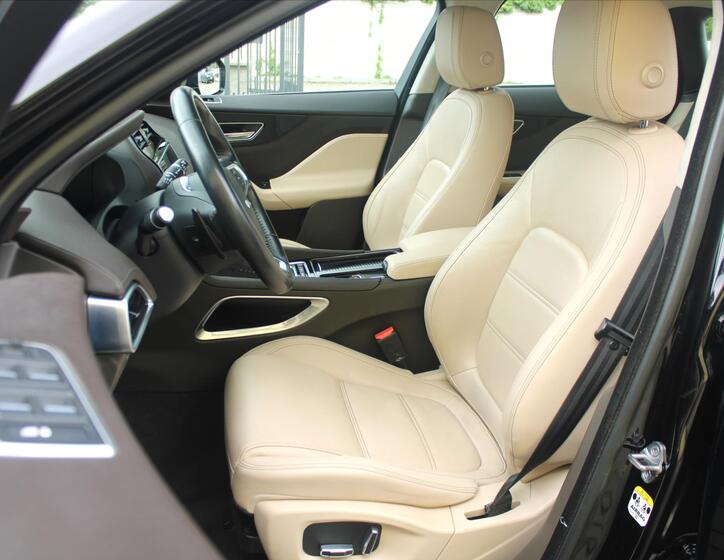 Jaguar F-Pace 9