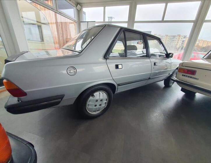 Peugeot 305 7