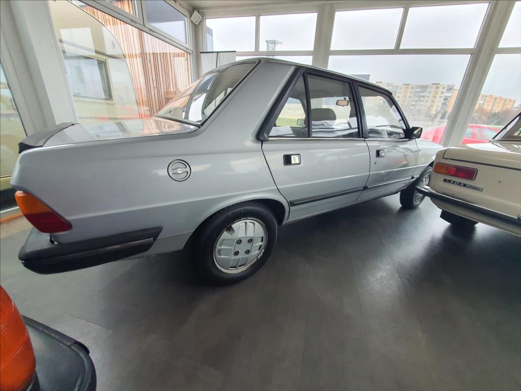 Peugeot 305