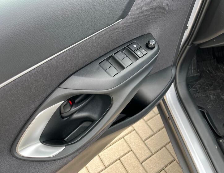 Toyota Yaris Cross 12