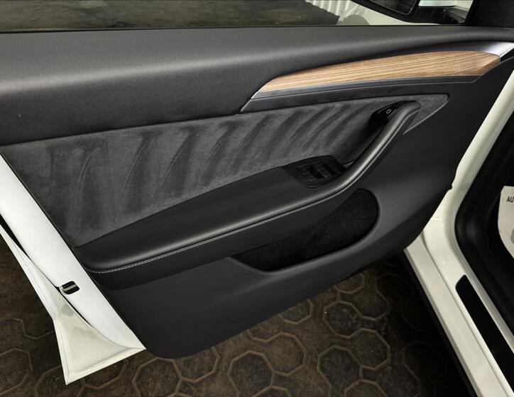 Tesla Model Y 14