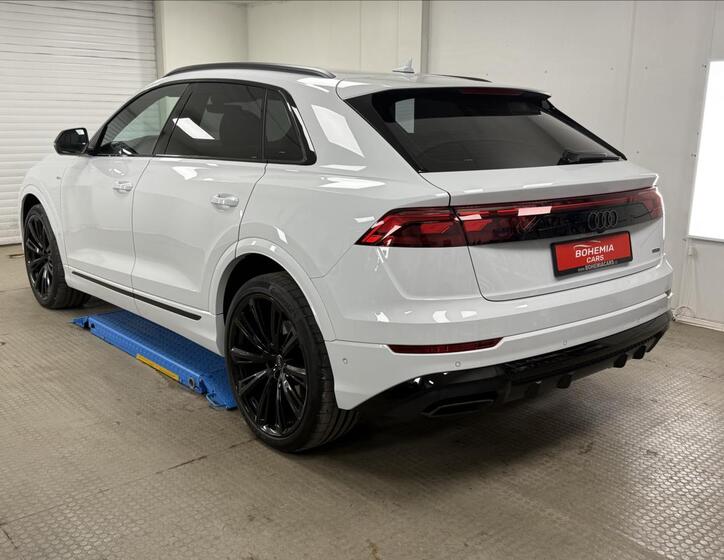 Audi Q8 4