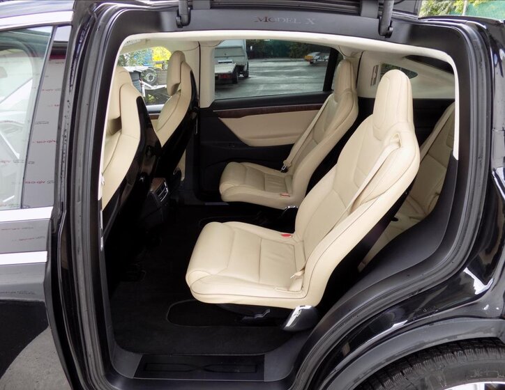Tesla Model X 14