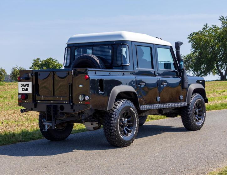 Land Rover Defender 7
