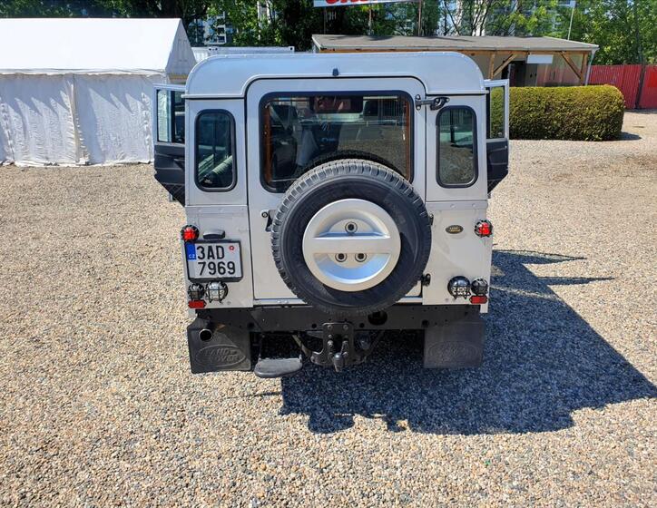 Land Rover Defender 32