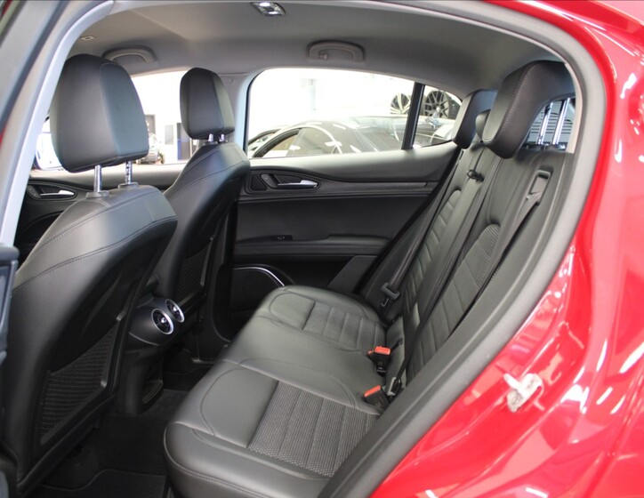 Alfa Romeo Stelvio 7