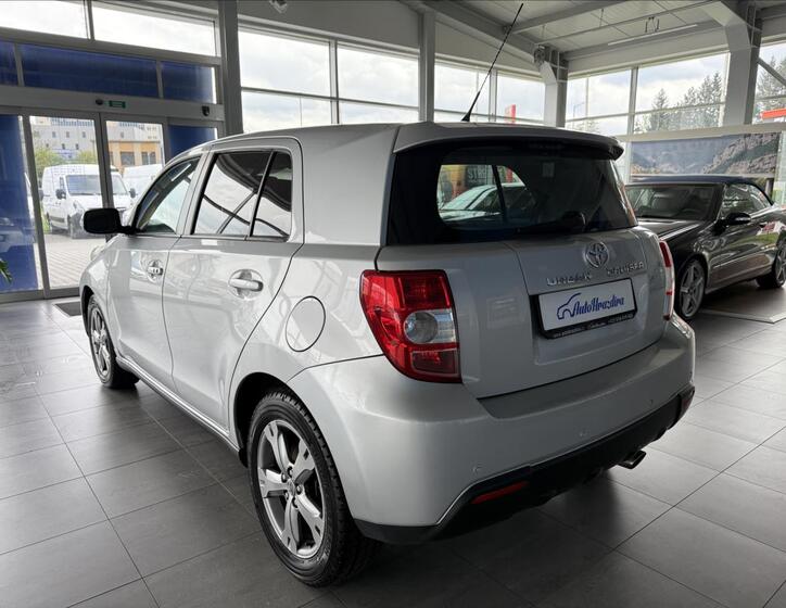 Toyota Urban Cruiser 4
