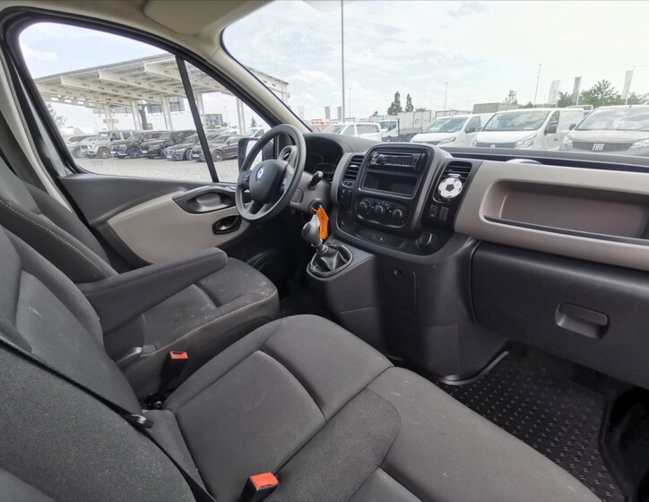 Renault Trafic 8