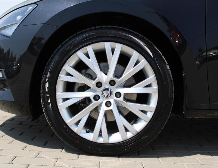 Škoda Superb 9