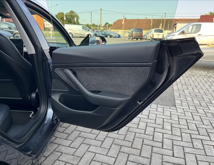 Tesla Model 3 47