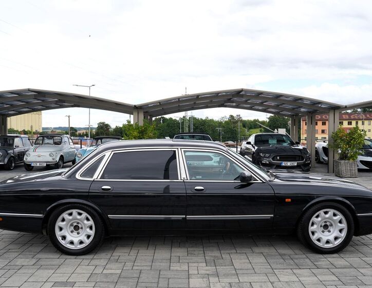 Jaguar XJR 7