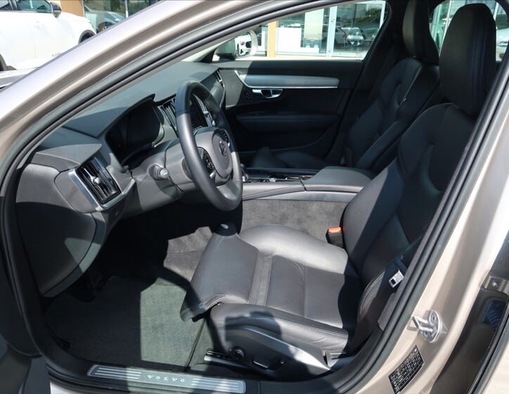 Volvo V90 8