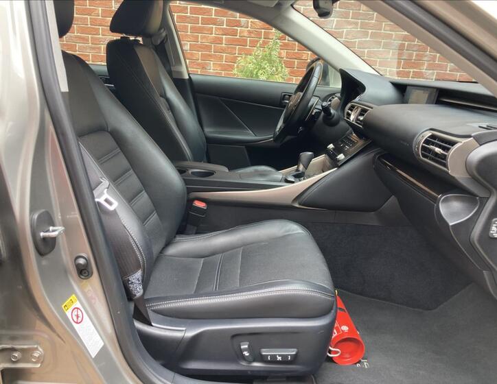 Lexus IS 300h 9