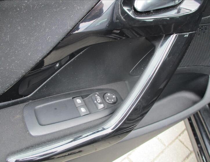 Peugeot 208 8