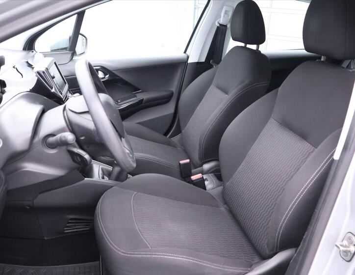 Peugeot 208 12