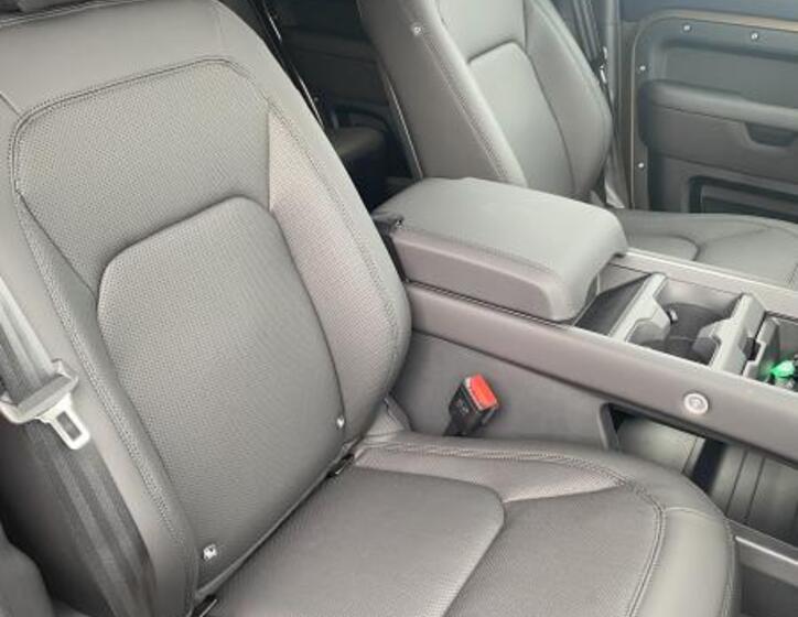 Land Rover Defender 22