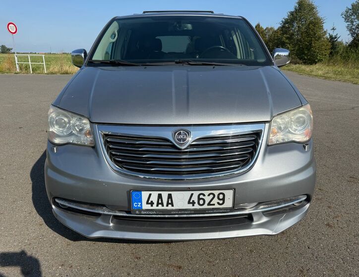 Lancia Voyager 8