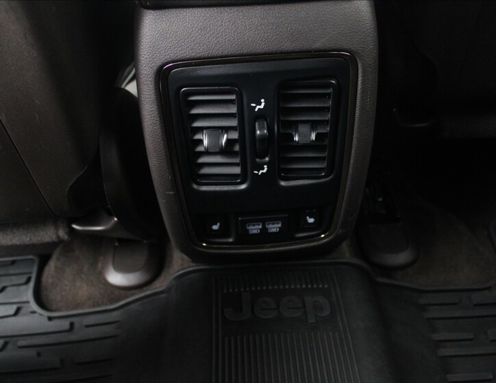 Jeep Grand Cherokee 13