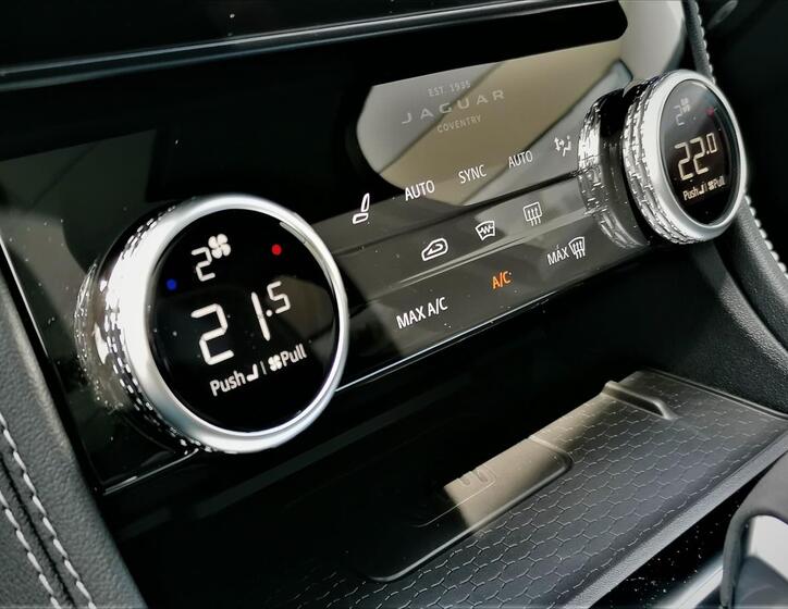 Jaguar F-Pace 32