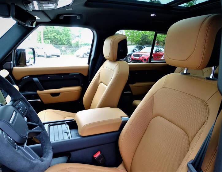 Land Rover Defender 7