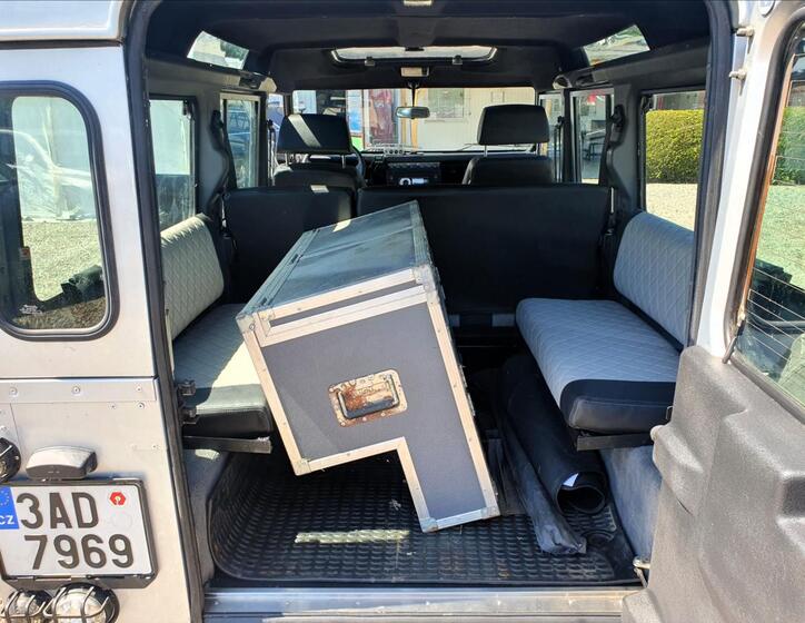 Land Rover Defender 41