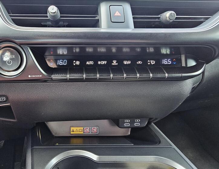 Lexus UX 300h 8