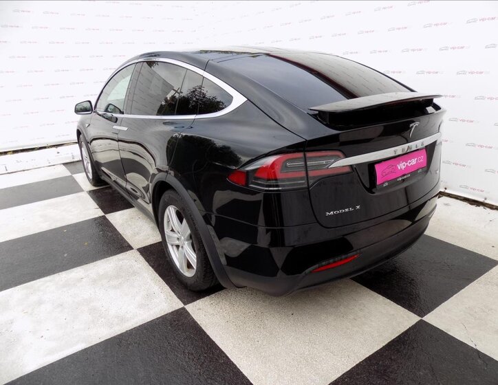 Tesla Model X 4