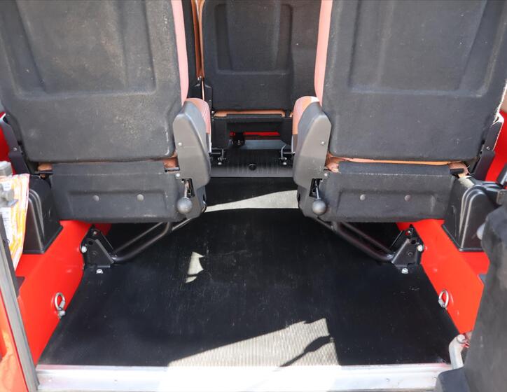 Land Rover Defender 10