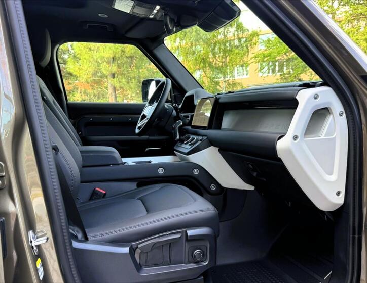 Land Rover Defender 18