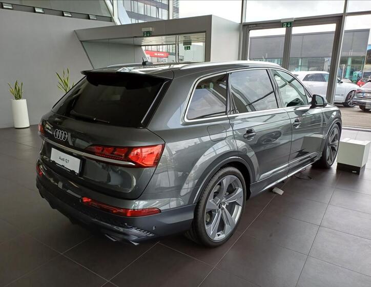 Audi Q7 4