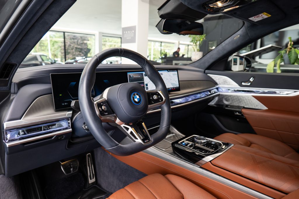 BMW i7