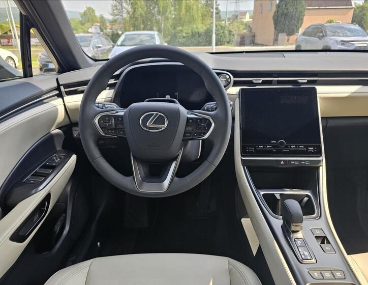 Lexus LBX 6