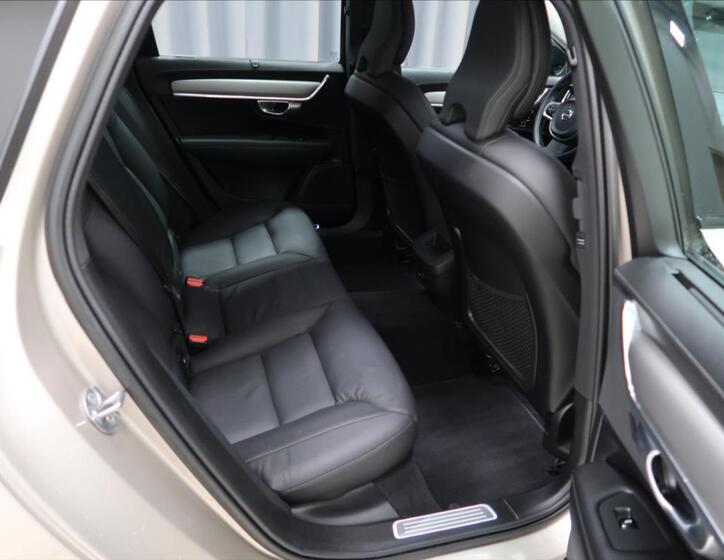 Volvo V90 10