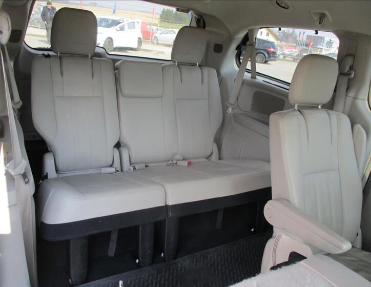 Chrysler Town & Country 13