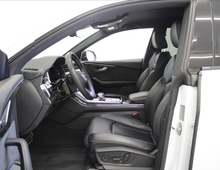 Audi Q8 6
