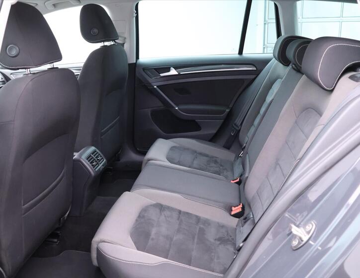 Volkswagen Golf 16
