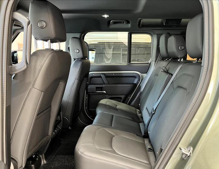 Land Rover Defender 33