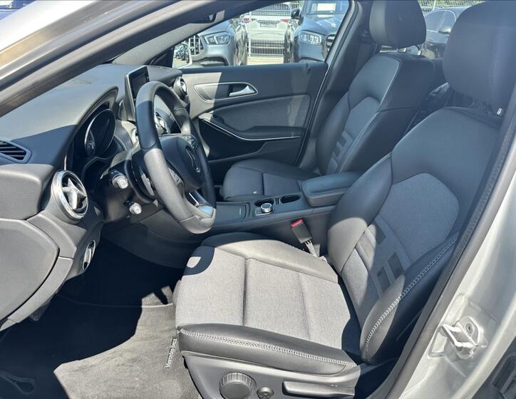 Mercedes-Benz GLA 10