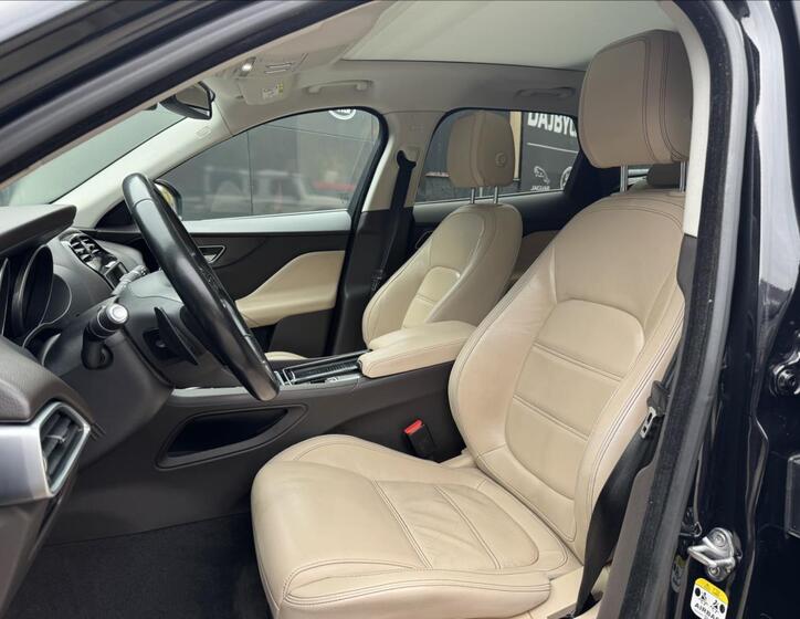 Jaguar F-Pace 11
