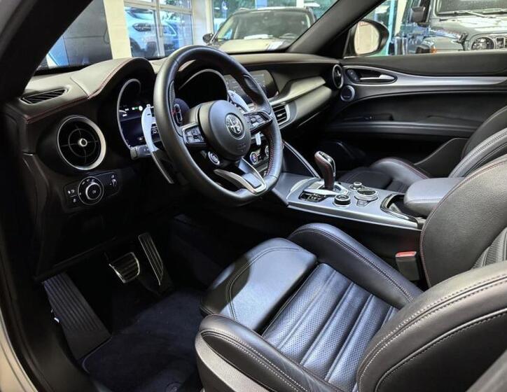 Alfa Romeo Stelvio 7
