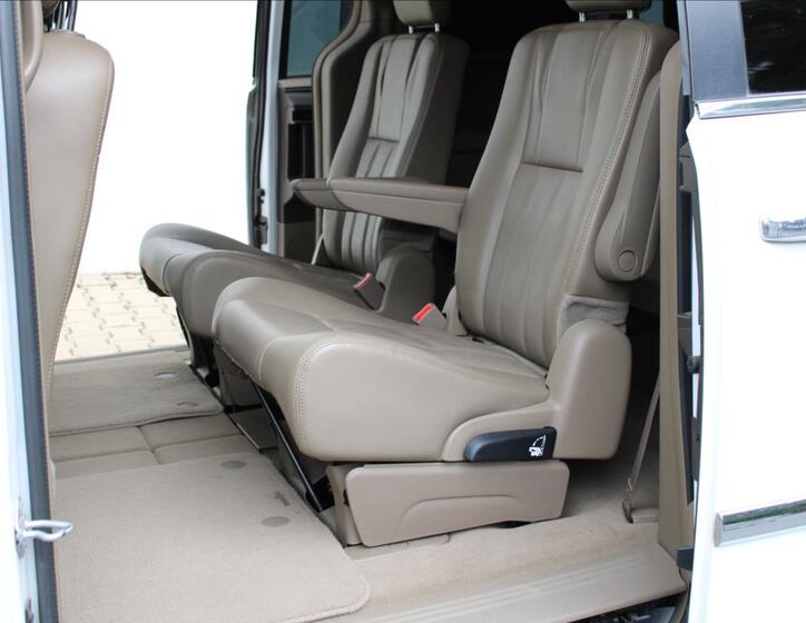Chrysler Town & Country 35