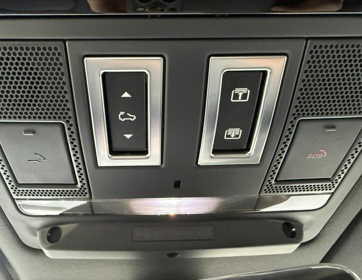 Land Rover Defender 29