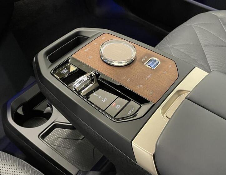 BMW iX 8