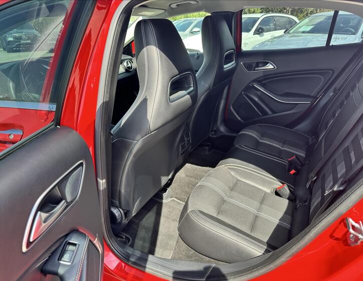 Mercedes-Benz GLA 11