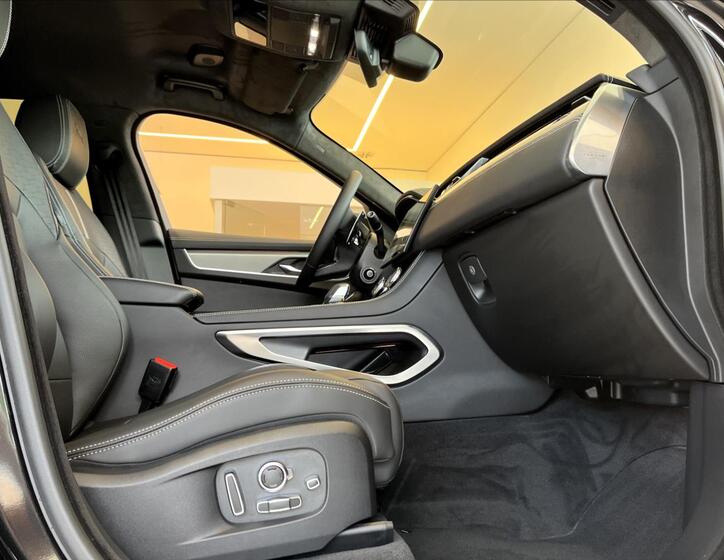 Jaguar F-Pace 33